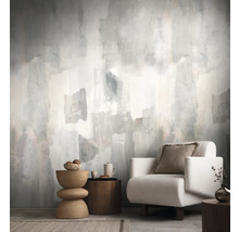 Wohnzimmer mit Sessel und gemusterter Tapete