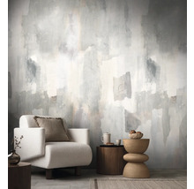 Wohnzimmer mit abstraktem Wandbild, Sessel und Beistelltischen