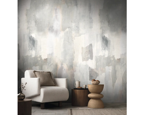 Wohnzimmer mit abstraktem Wandbild, Sessel und Beistelltischen