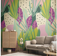 Wohnzimmer mit Sofa, Schrank und Wandtapete mit Pflanzenmotiven für eine helle und organisierte Atmosphäre.