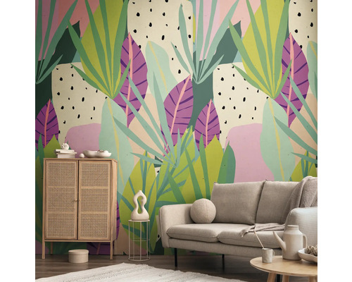 Wohnzimmer mit Sofa, Schrank und Wandtapete mit Pflanzenmotiven für eine helle und organisierte Atmosphäre.