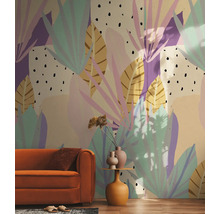 Wohnzimmer mit orangefarbenem Sofa und gemusterter Tapete mit tropischen Motiven