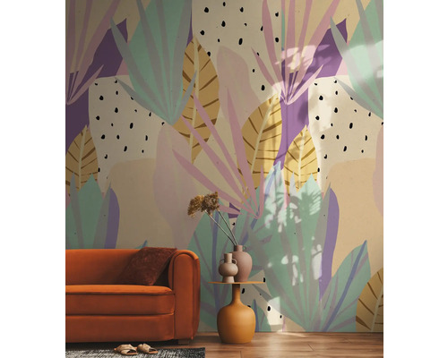 Wohnzimmer mit orangefarbenem Sofa und gemusterter Tapete mit tropischen Motiven