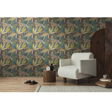 Wohnzimmer mit gemusterter Tapete, Sessel und Beistelltisch