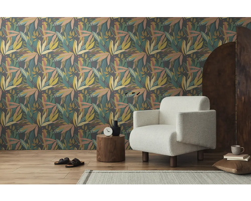 Wohnzimmer mit gemusterter Tapete, Sessel und Beistelltisch