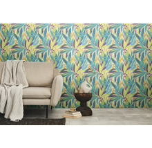 Raumansicht mit gemusterter Tapete mit floralem Blattmotiv, Sofa, Beistelltisch und Dekoration.