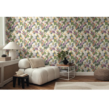 Wohnzimmer mit Sessel und Wandtapete mit Blättermuster