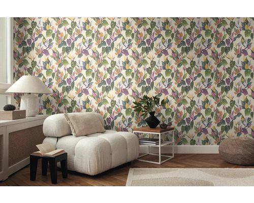 Wohnzimmer mit Sessel und Wandtapete mit Blättermuster