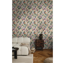 Wohnraum mit floral gemusterter Tapete, Sofa und Beistelltisch