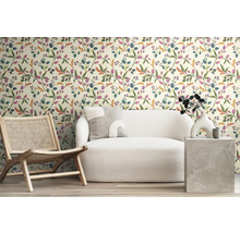 Wohnraum mit gemusterter Tapete, Sessel und Sofa für ein gemütliches Ambiente.