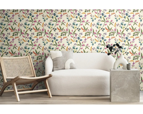 Wohnraum mit gemusterter Tapete, Sessel und Sofa für ein gemütliches Ambiente.