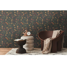 Szene mit gemusterter Tapete, Sessel und dekorativen Elementen für eine stilvolle Inneneinrichtung.