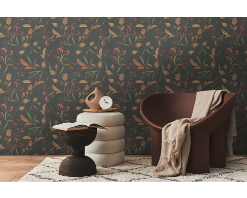 Szene mit gemusterter Tapete, Sessel und dekorativen Elementen für eine stilvolle Inneneinrichtung.