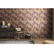 Zimmer mit gemusterter Tapete, Kommode und Stuhl