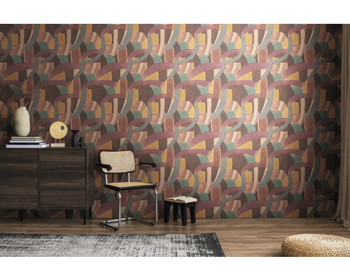 Zimmer mit gemusterter Tapete, Kommode und Stuhl