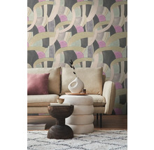 Wohnzimmer mit gemusterter Tapete, Sofa und Beistelltisch