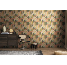 Wohnraum mit Kommode, Stuhl und Tapete mit grafischem Muster