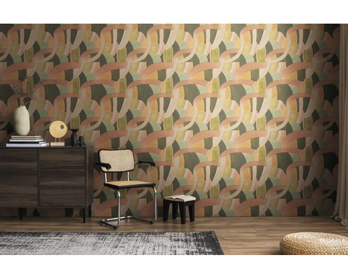 Wohnraum mit Kommode, Stuhl und Tapete mit grafischem Muster