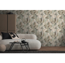 Wohnzimmer mit gemusterter Tapete, Sofa, Tisch und Schrank