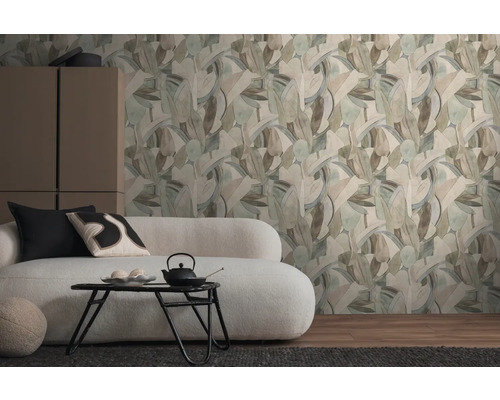 Wohnzimmer mit gemusterter Tapete, Sofa, Tisch und Schrank