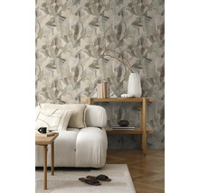 Wohnzimmer mit floral gemusterter Tapete, Sofa und Holzregal