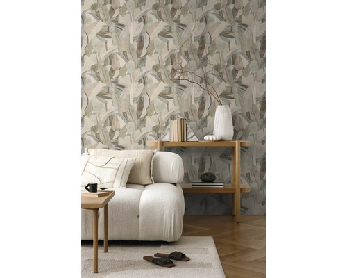 Wohnzimmer mit floral gemusterter Tapete, Sofa und Holzregal