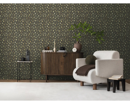 Wohnzimmer mit gemusterter Tapete, Schrank und Sessel