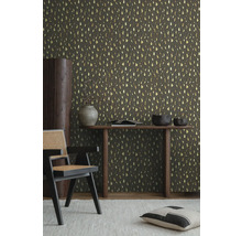 Raumansicht mit gemusterter Tapete, Konsole und Stuhl