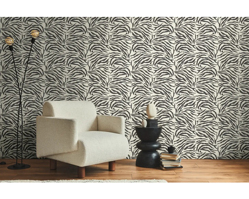 Zimmer mit Sessel, Beistelltisch und Tapete mit Zebrastreifenmuster