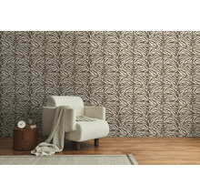 Raum mit Tapete im Zebramuster, Sessel und Beistelltisch