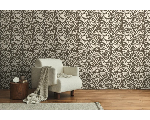 Raum mit Tapete im Zebramuster, Sessel und Beistelltisch