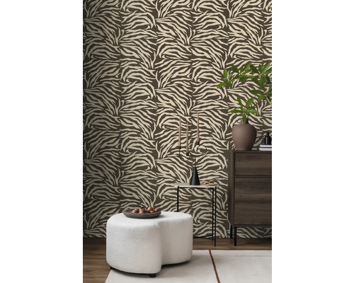 Innenraum mit gemusterter Tapete, Kommode und Dekorationen