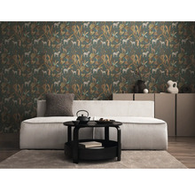 Wohnzimmer mit Sofa, Tisch und Tapete mit Tiermotiv