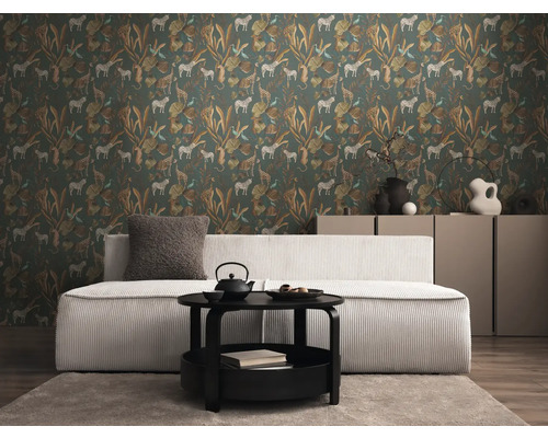 Wohnzimmer mit Sofa, Tisch und Tapete mit Tiermotiv