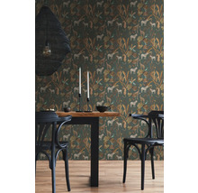 Ein Esszimmer mit Tapete mit Dschungelmotiven, bestehend aus Giraffen, Zebras und Leoparden