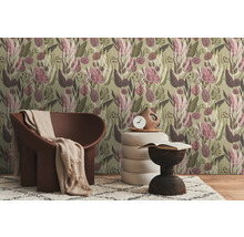 Wohnzimmer mit Sessel, Hocker und botanischer Tapete