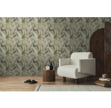 Raumszene mit gemusterter Tapete, Sessel und Beistelltisch