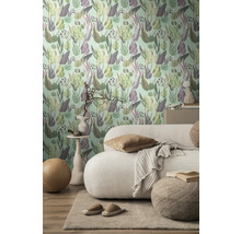 Wohnzimmer mit einer Wand mit botanischer Mustertapete, Sofa und Teppich