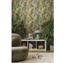 Wohnzimmer mit Blättertapete, grünem Sessel und weißem Regal