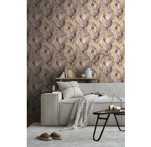 Dekoratives Wohnzimmer mit einer Tapete mit Blattmuster, einem Sofa und einem Teppich