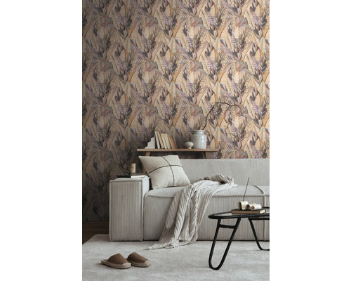 Dekoratives Wohnzimmer mit einer Tapete mit Blattmuster, einem Sofa und einem Teppich