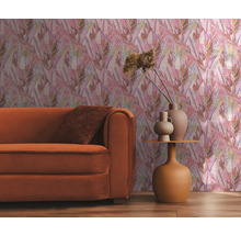 Wohnzimmer mit orangefarbenem Sofa, Beistelltisch und floraler Tapete für eine gemütliche Atmosphäre.