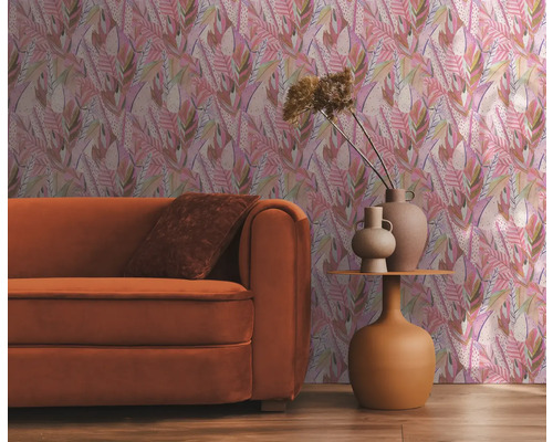 Wohnzimmer mit orangefarbenem Sofa, Beistelltisch und floraler Tapete für eine gemütliche Atmosphäre.