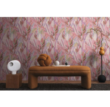 Dekoratives Zimmer mit gemusterten Tapeten und passenden Möbeln.