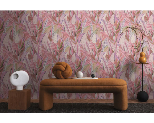 Dekoratives Zimmer mit gemusterten Tapeten und passenden Möbeln.