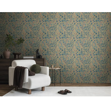 Wohnzimmer mit gemusterter Tapete, Sessel und Kommode.