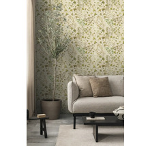 Wohnzimmer mit Couch, Tisch und Blättertapete