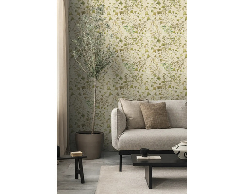 Wohnzimmer mit Couch, Tisch und Blättertapete