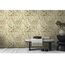 Raumansicht mit Tapete mit Ginkgo-Blattmuster, Bank und Dekorationen.