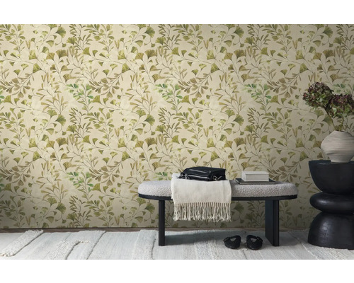 Raumansicht mit Tapete mit Ginkgo-Blattmuster, Bank und Dekorationen.